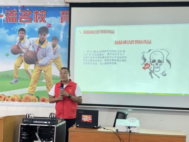 禁毒宣傳進(jìn)校園，讓青春綠色無毒 (3).jpg