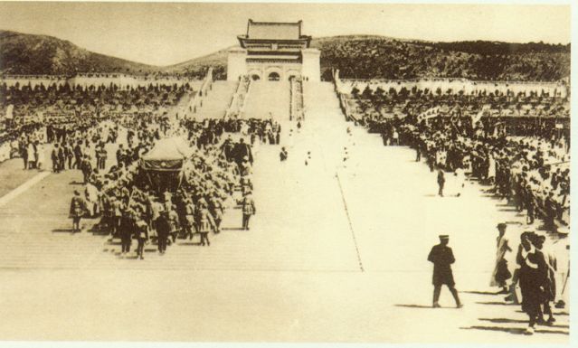 4-10、照片：孫中山靈柩移入祭堂.jpg