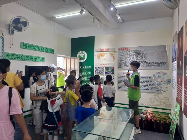三鄉(xiāng)鎮(zhèn)開展“拒絕毒品，你我同行“禁毒教育基地參觀活動(dòng)照片1.jpg