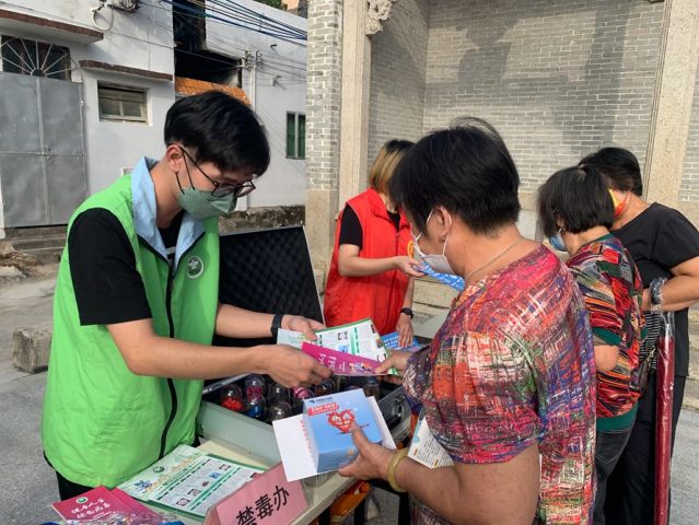 三鄉(xiāng)鎮(zhèn)開(kāi)展“宣傳禁毒進(jìn)小家，‘無(wú)毒’社區(qū)靠大家”活動(dòng)照片3.jpg