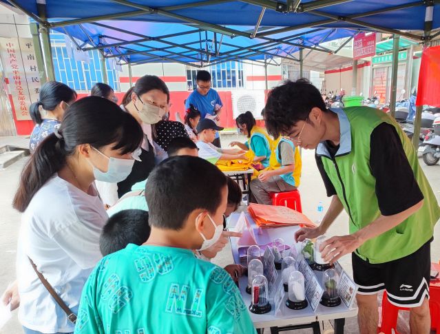 三鄉(xiāng)鎮(zhèn)開展“親子游園樂融融，大手小手齊禁毒“宣傳活動圖片2.jpg